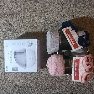 NWT Pure Humidifier, 2 sherpa blankets and 2 pairs of snuggly socks